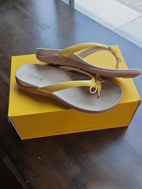 Strive Size 9 Women's NEW Yellow Women's Orthopedic Comfort Flip Flop Sandals